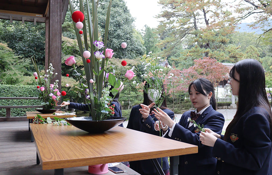 【山梨県】駿台甲府高華道部の作品披露　武田神社