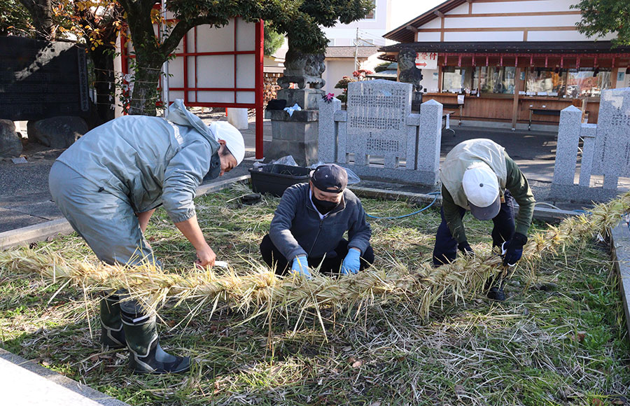 【山梨県】しめ縄づくりなど新年の準備着々　甲府･稲積神社