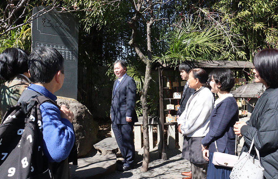 【山梨県】「楽しく続けて」　そろばん塚参拝　日本珠算連盟県支部